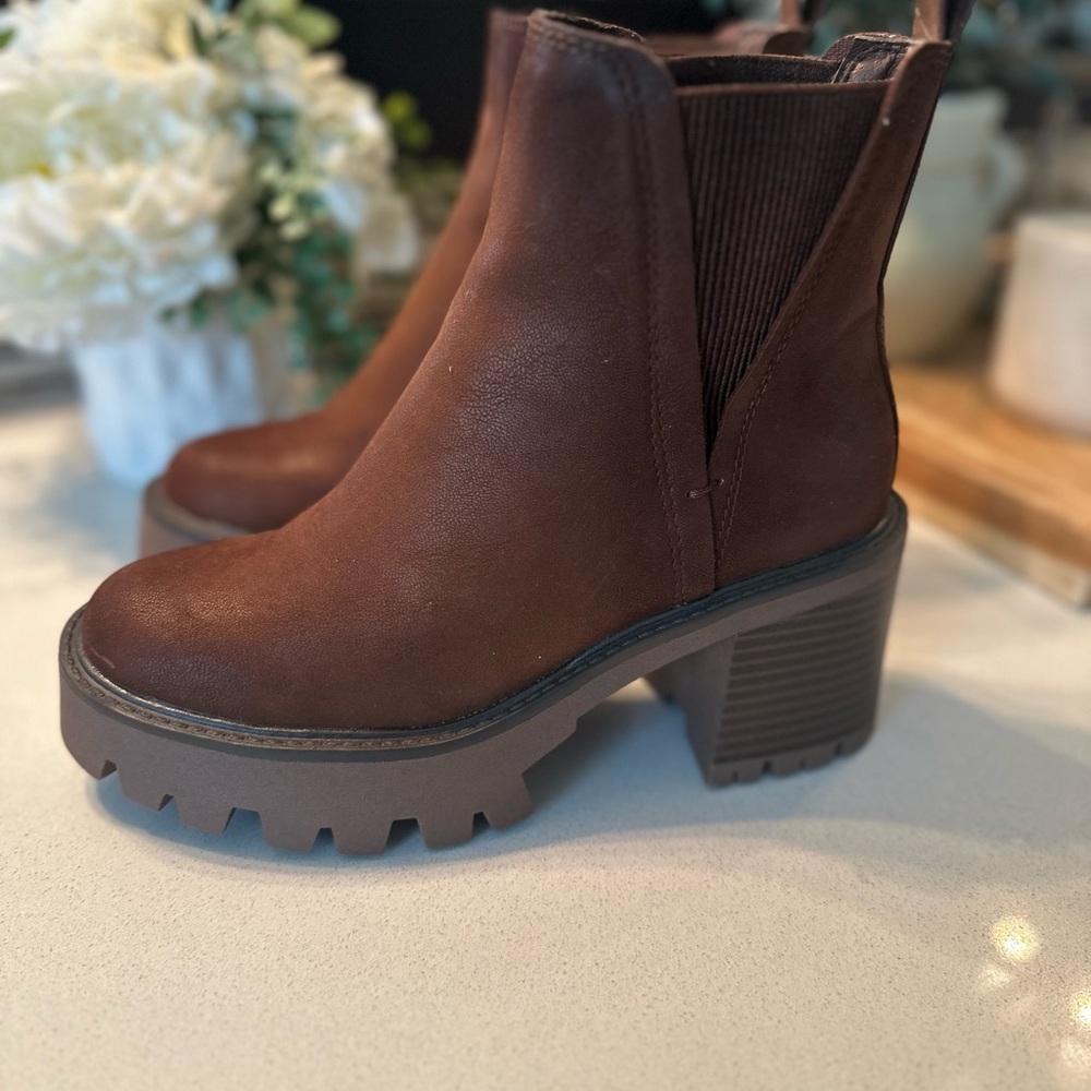 Mia booties size 7